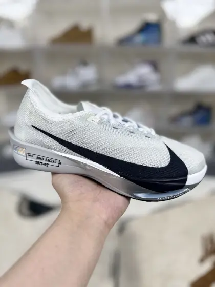 价格调整本地120 ▪️Y2版本 Nike Streakfly 2 柔软舒适耐磨 低帮 休闲短跑竞速跑步鞋 男女款 白黑银 ▪️ (36 36.5 37.5 38 38.5 39 40 40.5 41 42 42.5 43 44 44.5 45) ▪️货号:HF6416-100 ▪️Nike Streakfly 2是一款专为短距离竞速设计的高性能跑鞋.单只42码仅重126克,比前代减轻40克,接近田径钉鞋的轻盈感,适合追求速度的跑者.搭载全掌Flyplate碳纤维板,提供强劲推进力,配合ZoomX泡棉中底,能量回馈出色,滚动感顺滑.外底采用轻薄橡胶材质,抓地力出色,湿滑路面也能稳定发挥.工程精制网眼鞋面,透气性极佳,贴合脚部轮廓,减少闷热感.ZoomX泡棉中底兼顾缓震与回弹,适合短距离快速奔跑.Nike Streakfly 2是为追求速度的精英跑者或短距离竞速爱好者设计的高性能跑鞋,其轻盈、响应迅速的特点使其成为短距离比赛和训练的理想选择,但需根据自身脚型和跑步习惯合理选择.